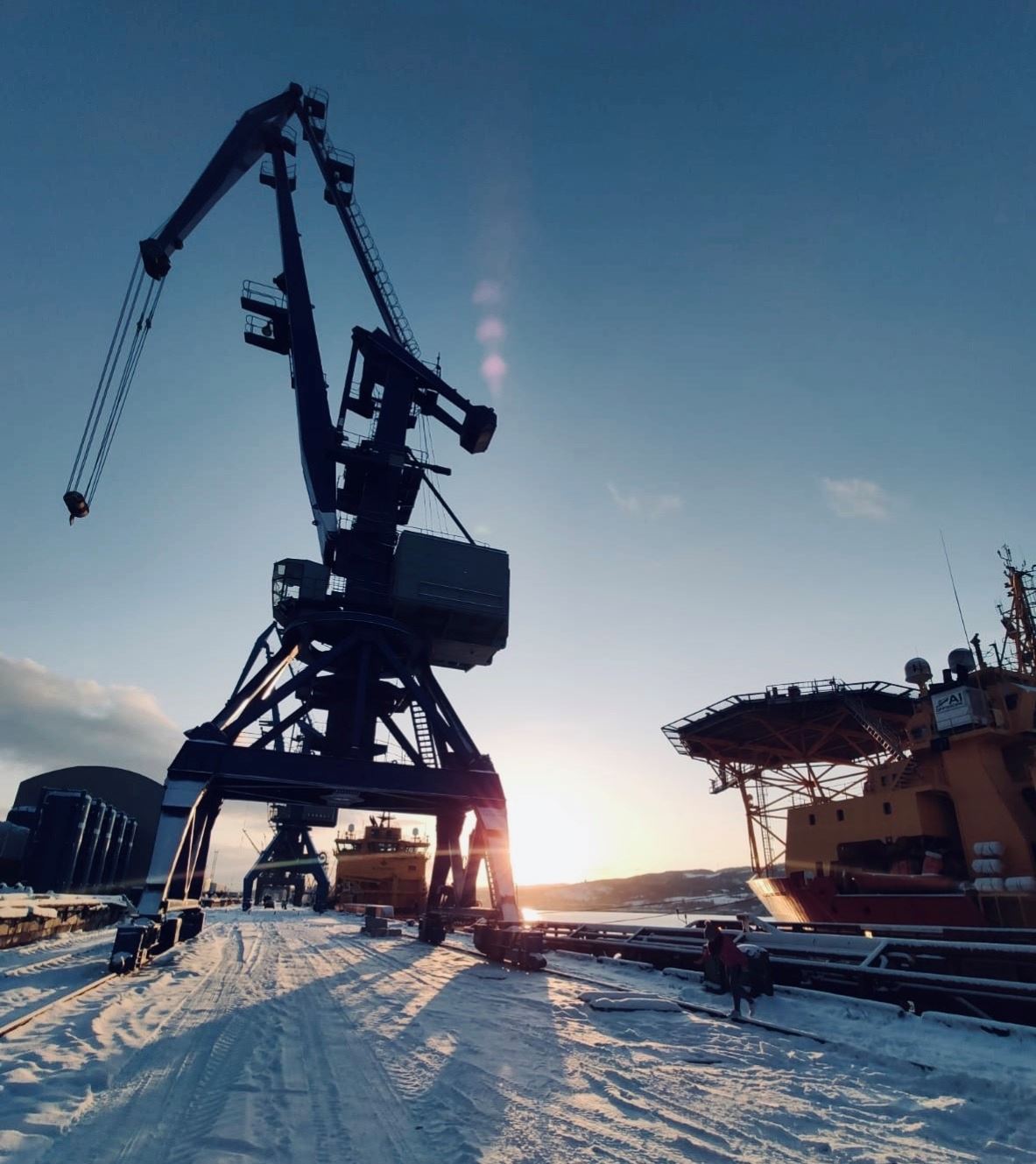Crane giant - Murmansk, Russia.jpg